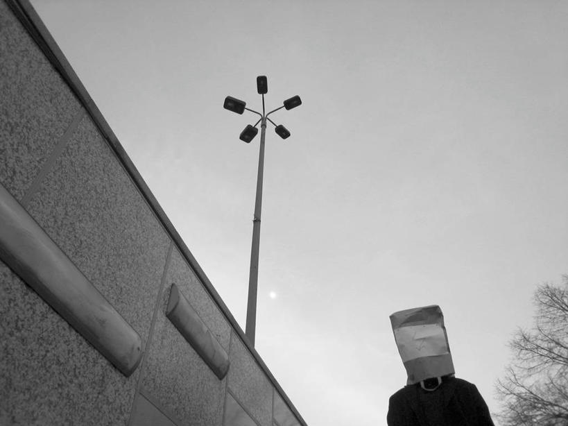 成年人,脸,头,脸颊,一个人,横图,室外,白天,仰视,路灯,袋子,德国,仅一个男性,覆盖,朦胧,模糊,包,纸袋,休闲装,肩膀,树,衣服,天空,容器,遮,遮掩,人体,摄影,储藏,保护,幽默,掩盖,遮挡,照明设备,储存,身份,遮盖,中欧,万里无云,挫败,掩饰,头部,脸部,脸蛋,面部,低角度拍摄,困窘,贮存