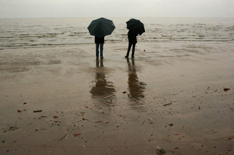 两个人,站,横图,室外,度假,海洋,水,阿根廷,朦胧,模糊,伞,沙子,地平线,水平线,黎明,天气,首都,拿着,南美,摄影,布宜诺斯艾利斯,海滩,休闲活动,旅行