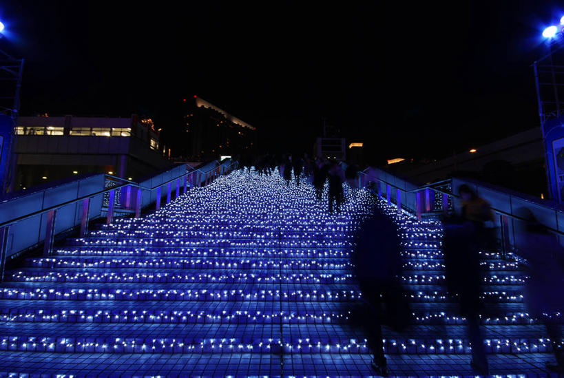 人群,横图,室外,夜晚,仰视,建筑,东京,日本,朦胧,模糊,日本文化,光亮,关东地区,首都,许多人,台阶,蓝色,一群人,摄影,踏步,照亮,东亚,步行,低角度拍摄,旅行