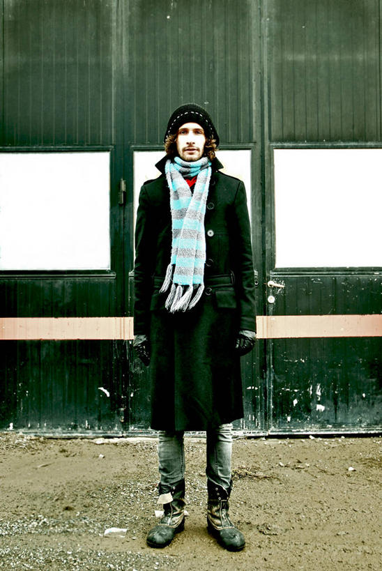 成年人,一个人,站,竖图,室外,白天,正面,信心,挪威,仅一个男性,仅一个人,大门,外套,仅一个年轻男性,手套,围巾,思考,个性,摄影,肖像,斯堪狄纳维亚半岛,利勒哈默尔,男人,男性,年轻男性,年轻人,休闲活动,领饰