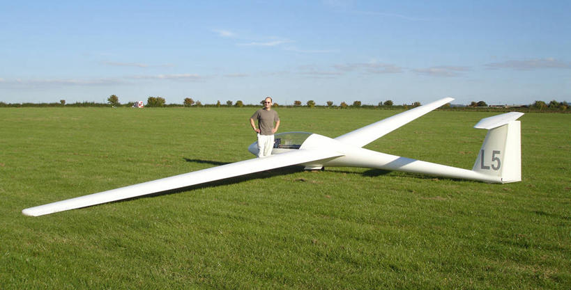 成年人,中年人,老年人,一个人,飞行员,站,横图,室外,旅游,度假,美景,飞机,英国,仅一个男性,仅一个人,仅一个中年男性,地形,景观,休闲装,娱乐,草,衣服,天空,自然,太阳镜,滑翔机,叉腰,看,享受,休闲,景色,放松,工业,运输,摄影,宁静,环境,近景,自然风光,北欧,座舱,男人,男性,中年男性,沃里克郡,独处