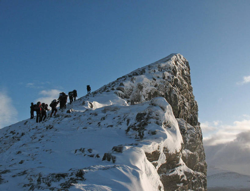 人群,攀登,横图,室外,白天,旅游,度假,探险,山,雪,雪山,欧洲,冰岛,朦胧,模糊,山顶,悬崖,云,许多人,娱乐,天空,一群人,享受,休闲,放松,摄影,北欧,剪影,户外活动,逆光,挑战,冰岛共和国,冒险,爬山