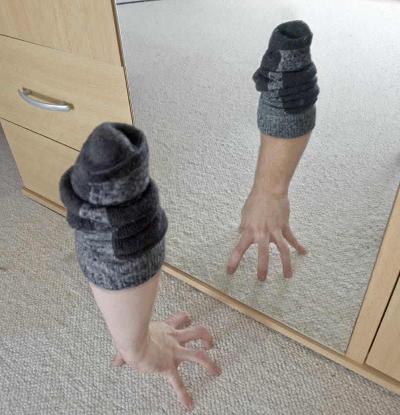 手,一个人,竖图,俯视,室内,地毯,家具,镜子,抽屉,玻璃,德国,反射,把手,装饰物,手指,人体,摄影,幽默,部分,样板房,创造力,想象,计算机制图,中欧,想法,高角度拍摄