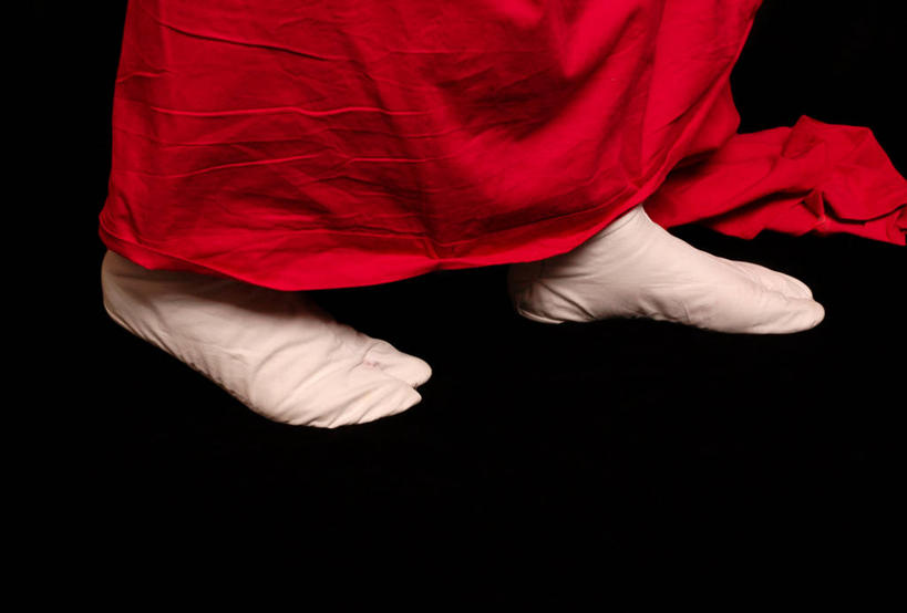 腿,一个人,站,横图,室内,英国,黑色背景,袜子,粉色,黑色,人体,摄影,踏步,保护,北欧,四肢,利兹市,步行,影棚拍摄