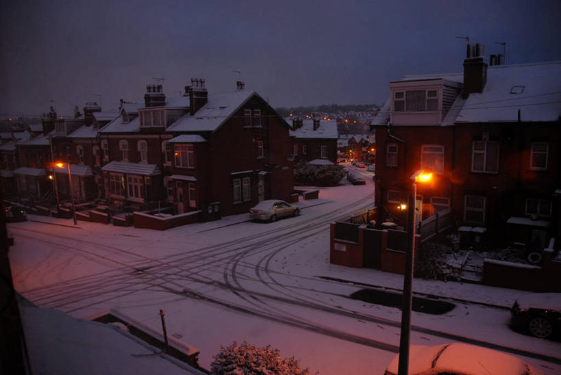 无人,横图,室外,夜晚,雪,建筑,路灯,汽车,英国,覆盖,屋顶,冬天,机动车,痕迹,方向,寒冷,运输,摄影,照明设备,北欧,利兹市,轮胎印