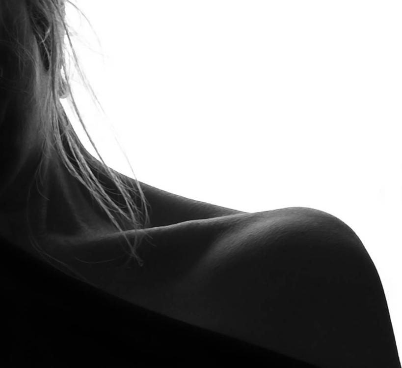 成年人,肩,关节,头发,裸体,一个人,横图,室内,特写,白色背景,性感,英国,仅一个女性,白色,金色,人体,摄影,北欧,利兹市,害羞,影棚拍摄