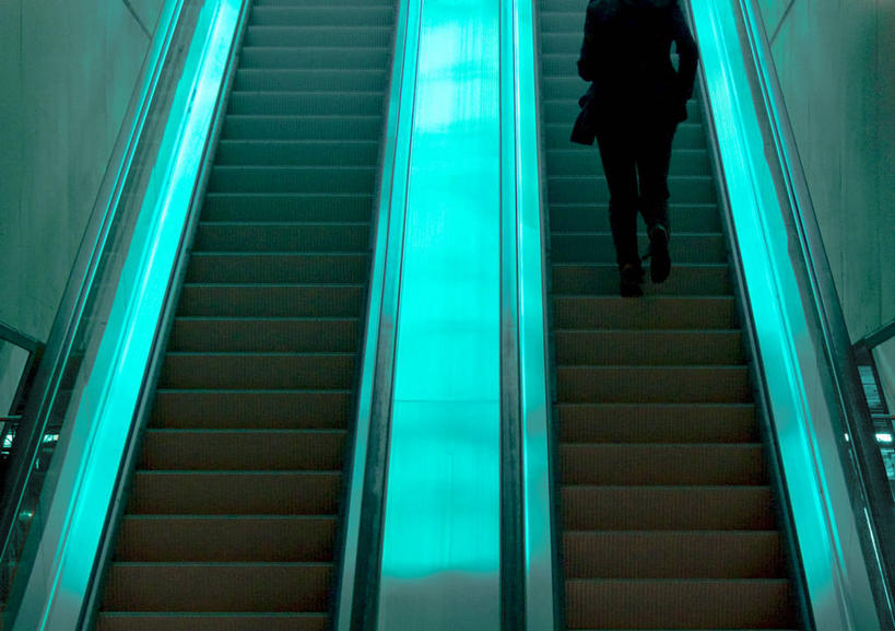 一个人,站,横图,室内,仰视,技术,荷兰,套装,朦胧,模糊,电动扶梯,光亮,背面,衣服,摄影,上升,照亮,低角度拍摄