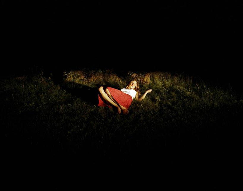 西方人,成年人,一个人,躺,横图,室外,夜晚,自由,照明,欧洲,美国,欧洲人,仅一个年轻女性,仅一个女性,仅一个人,休闲装,灯,草,衣服,灯具,放松,摄影,车灯,照亮,照明设备,前照灯,前大灯,纽约州,车前灯,日内瓦,无忧无虑,年轻女性,女人,女性,白种人,年轻人,仰卧,日内瓦州,独处