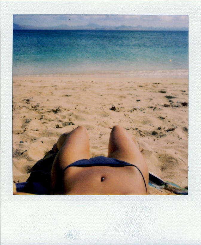 成年人,一个人,躺,竖图,室外,白天,泳装,比基尼,度假,日光浴,海洋,水,西班牙,仅一个女性,阴影,沙子,地平线,水平线,风景,自然,放松,摄影,环境,加那利群岛,伊比利亚半岛,大西洋群岛,海滩,仰卧,三点式,泳衣,旅行