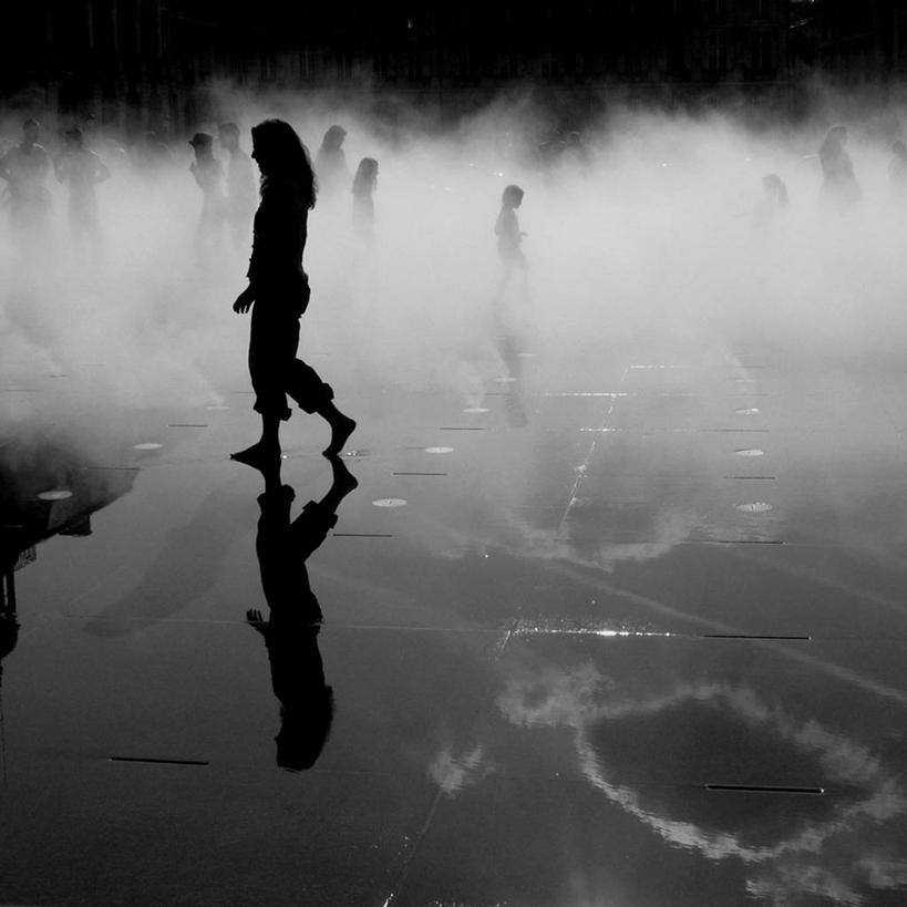 成年人,一个人,方图,室外,侧面,神秘,雾,法国,仅一个女性,阴影,反射,黎明,休闲装,衣服,天空,赤脚,摄影,剪影,逆光,梦想,中欧,步行