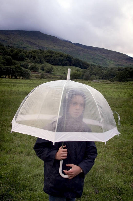 西方人,儿童,一个人,站,竖图,室外,白天,旅游,度假,纯洁,美景,山,英国,欧洲,欧洲人,仅一个女性,仅一个人,透明,伞,景观,天气,拿着,娱乐,草,树,小孩,绿色,自然,看,仅一个小孩,享受,休闲,景色,放松,可爱,童年,童趣,摄影,保护,环境,自然风光,北欧,雨衣,威尔士,童真,烂漫,无邪,防水服,天真,女孩,女人,女性,白种人,孩子,半身,风帽,女生