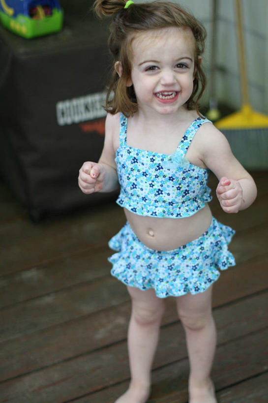 儿童,头发,一个人,站,笑,微笑,露齿笑,竖图,室内,白天,正面,泳装,快乐,幸福,纯洁,美国,仅一个女性,仅一个人,刺激,小孩,衣服,蓝色,仅一个小孩,金色,可爱,童年,童趣,摄影,享乐,肖像,童真,烂漫,无邪,埃塞克斯郡,天真,女孩,女人,女性,孩子,女生,奥兰治