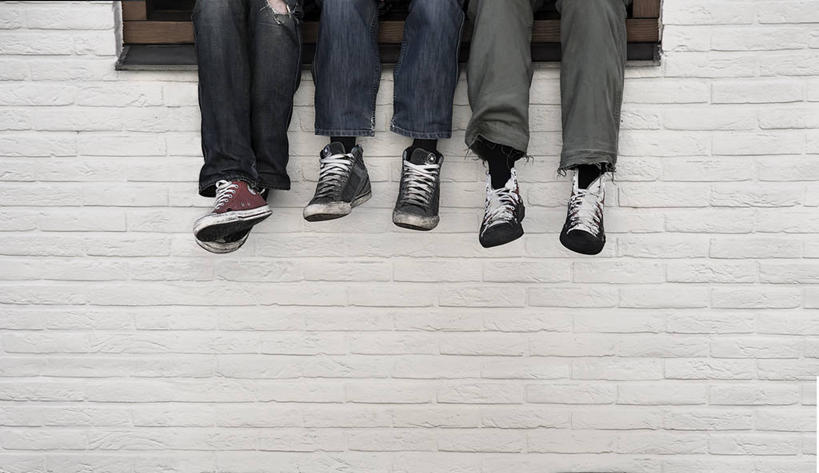 三个人,坐,横图,室外,窗户,鞋子,荷兰,吊挂,悬挂,朦胧,模糊,挂,休闲装,衣服,放松,摄影,休闲活动,双腿交叉