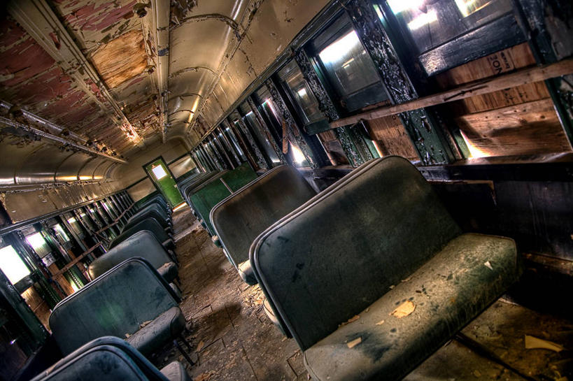 无人,横图,室外,夜晚,火车,加拿大,废弃,运输,摄影,报废,废物,北美,北美洲,美洲,丢弃,车座,放弃,抛弃,北亚美利加洲,亚美利加洲,安大略省,安省,摈弃,屏弃,摈斥,摒除,马斯科卡区,马斯科卡区域自治市,穆斯科卡区域自治市