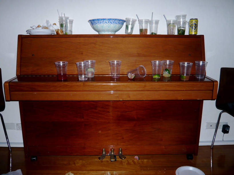 无人,横图,室内,餐具,椅子,澳大利亚,钢琴,酒类,凌乱,饮食,座位,酒,饮料,碗,摄影,键盘乐器,一次性杯子,多余,悉尼,澳大拉西亚,新南威尔士