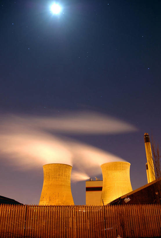 无人,竖图,室外,夜晚,仰视,建筑,英国,蒸汽,月亮,满月,光亮,月光,天空,烟,发电站,工业,摄影,能源,污染,照亮,沼泽,北欧,冷却塔,工业建筑,空气污染,低角度拍摄