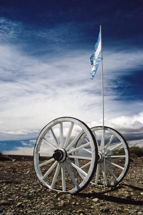 无人,竖图,室外,白天,自由,阿根廷,工具,推车,云,天空,车轮,地标建筑,南美,摄影,部分,简单,爱国主义,帆樯,桅竿,圣克鲁斯省,想法,阿根廷国旗,帆柱,独处