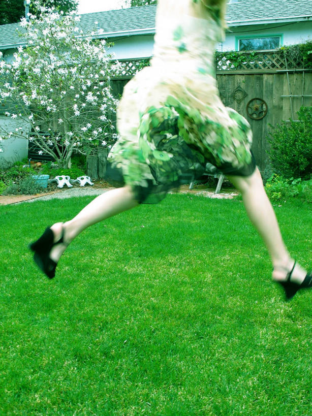 成年人,一个人,跳,竖图,室外,白天,运动模糊,高跟鞋,自由,植物,美国,仅一个女性,屋顶,半空,休闲装,草,衣服,活力,摄影,北美,北美洲,加利福尼亚,美洲,圣克鲁斯,北亚美利加洲,亚美利加洲,无忧无虑,美利坚合众国