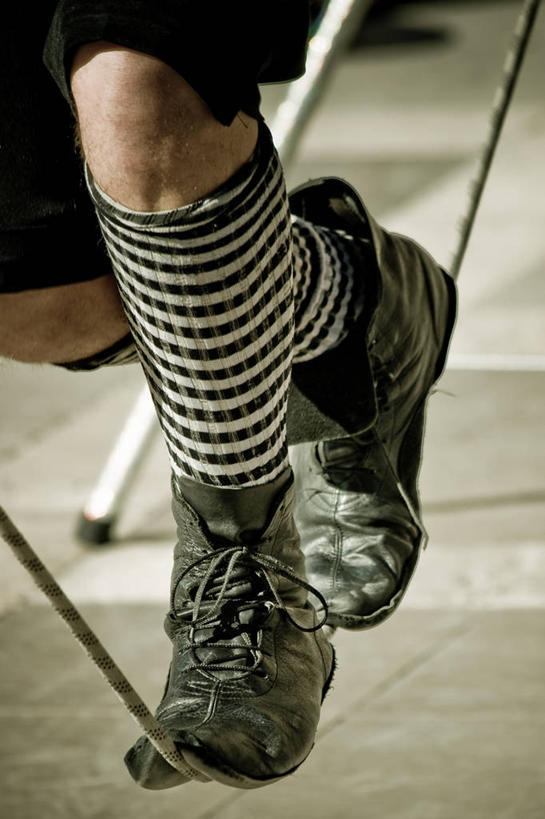 腿,一个人,演员,竖图,室外,白天,风险,鞋子,西班牙,表演,钢丝,极限运动,靴子,格拉纳达,杂技,绳子,平衡,人体,摄影,格拉纳达省,伊比利亚半岛,勇气,四肢,技能,走钢丝,步行,杂伎