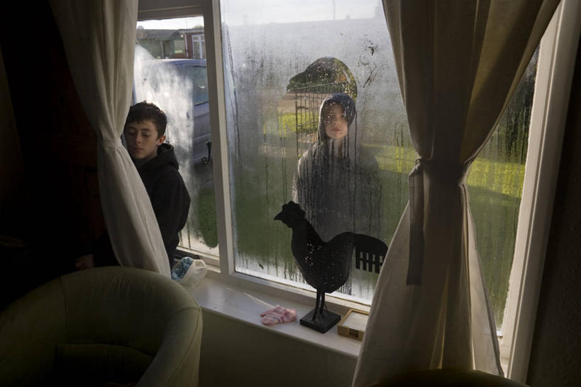 西方人,儿童,少年,脸,头,脸颊,一个人,两个人,站,横图,室内,白天,通讯,纯洁,拒绝,雨,窗户,窗帘,沙发,餐具,椅子,雕塑,英国,欧洲,欧洲人,仅一个男性,仅一个人,湿,透明,分离,雕像,天气,注视,肩膀,窗台,座位,仅一个年轻男性,小孩,装饰物,观察,看,可爱,童年,童趣,摄影,观看,察看,扶手椅,关注,北欧,雨衣,童真,烂漫,无邪,诺福克,防水服,冷凝,天真,男人,男性,年轻男性,女孩,女性,白种人,孩子,头部,脸部,脸蛋,面部,玻璃杯