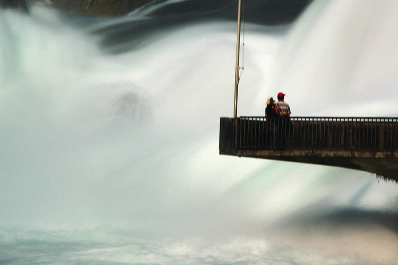 脸,头,脸颊,两个人,站,横图,室外,白天,旅游,度假,技术,河流,瀑布,建筑,瑞士,行人,游客,游人,注视,休闲装,设备,路人,旅客,肩膀,施工,背面,衣服,交通工具,观察,看,机械,摄影,观看,工程,察看,关注,载具,中欧,工作车,施工车,莱茵河,过客,沙夫豪森,头部,脸部,脸蛋,面部,旅行