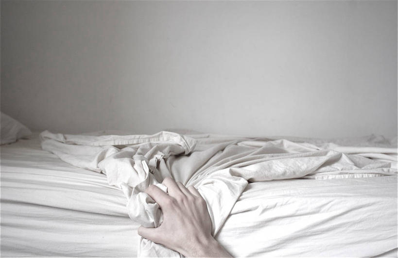 手,一个人,横图,室内,床,家具,卧室,意大利,床单,凌乱,拿着,床上用品,白色,放松,伸手,人体,摄影,部分,南欧,问题