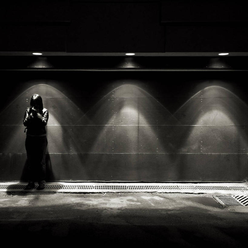 成年人,一个人,站,方图,室外,夜晚,神秘,加拿大,仅一个年轻女性,仅一个女性,仅一个人,阴影,光亮,休闲装,衣服,思考,摄影,排水沟,聚光灯,照亮,私密,多伦多,安大略省,年轻女性,女人,女性,中国人,年轻人