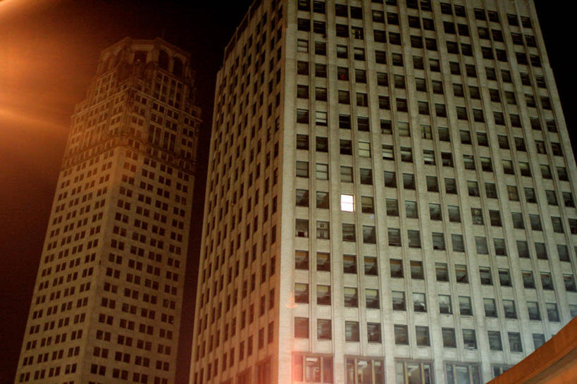 无人,横图,室外,夜晚,仰视,雾,城市,建筑,摩天大楼,美国,光亮,办公大楼,摄影,照亮,北美,北美洲,美洲,北亚美利加洲,亚美利加洲,密歇根,密歇根州,貂熊州,狼獾之州,狼獾州,底特律,低角度拍摄,旅行,美利坚合众国