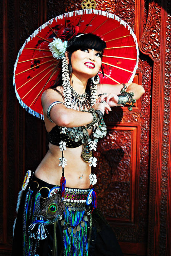 成年人,中年人,一个人,跳舞者,站,笑,微笑,露齿笑,竖图,快乐,信心,马来西亚,亚洲,仅一个女性,仅一个人,表演,首都,彩妆,看,向上看,仅一个中年女性,摄影,东南亚,优美,化妆用品,演出服,肚皮舞,吉隆坡,印度支那,马来西亚联邦,女人,女性,中年女性,中国人,舞蹈家,舞蹈演员,舞者,半身,舞蹈,传统文化