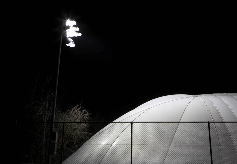 无人,横图,室外,夜晚,英国,欧洲,伦敦,栅栏,庭院,篱笆,光亮,首都,黑色,摄影,保护,照亮,西欧,北欧,大不列颠,大不列颠及北爱尔兰联合王国,大不列颠及爱尔兰联合王国,雾都,网球运动,泛光灯,大不列颠王国,大英帝国,联合王国,日不落帝国