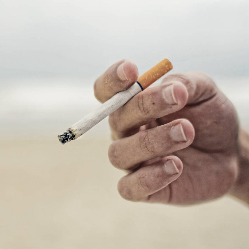 成年人,手,一个人,方图,室外,特写,白天,香烟,美国,仅一个男性,拿着,手指,人体,摄影,部分,上瘾,社会问题