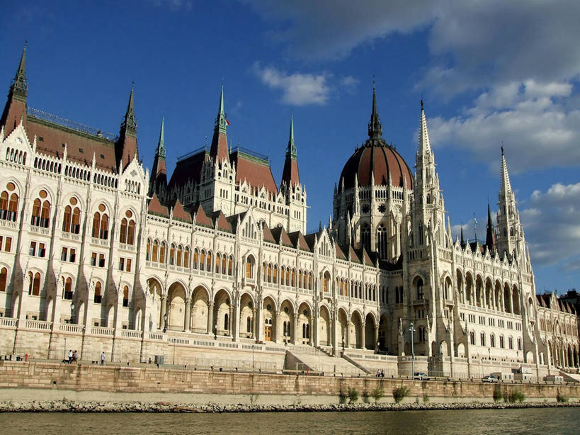 无人,横图,室外,白天,仰视,河流,城市,欧洲,反射,流水,云,首都,历史,天空,地标建筑,摄影,布达佩斯,政府大楼,圆顶建筑,政府,哥特式风格,多瑙河,议会大楼,匈牙利共和国,低角度拍摄,旅行,匈牙利国会大厦,传统文化