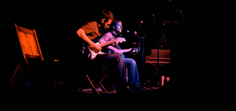 西方人,成年人,中年人,两个人,舞台,坐,横图,全景,室内,夜晚,侧面,夜生活,热情,合作,团队,椅子,欧洲,美国,欧洲人,吉他,弦乐器,光亮,音乐,休闲装,刺激,座位,衣服,活力,乐趣,摄影,唱,照亮,享乐,男人,年轻男性,中年男性,白种人,年轻人,休闲活动