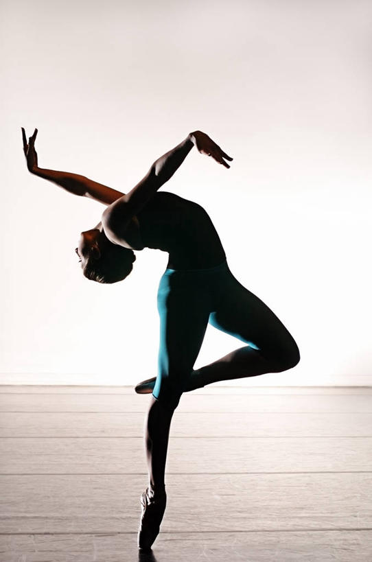 成年人,一个人,站,举,竖图,室内,美国,仅一个年轻女性,仅一个女性,仅一个人,表演,弯腰,表演者,托,摄影,下腰,北美,高雅,优美,北美洲,敏捷,努力,美洲,弹性,北亚美利加洲,亚美利加洲,犹他,盐湖城,年轻女性,女人,女性,年轻人,舞者,举起,举手,举着,向上举,向上伸,向上托,舞蹈,美利坚合众国,盐湖县