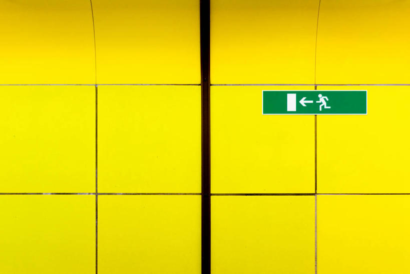 无人,横图,室外,通讯,指示牌,车站,德国,欧洲,标志,文字,墙,地铁站,方向,标识,箭头,运输,摄影,指导,指向,西欧,中欧,德意志联邦共和国,簇,波恩,莱茵兰.普法尔茨州