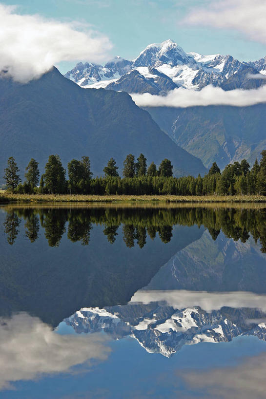 无人,竖图,室外,白天,旅游,度假,湖,美景,雪山,新西兰,对称,反射,地形,景观,山顶,云,娱乐,树,风景,天空,自然,享受,休闲,景色,放松,摄影,宁静,环境,自然风光,大洋洲,澳大拉西亚,库克山,南阿尔卑斯山脉,纽西兰,长白云之乡,新西兰南岛,马瑟森湖,旅行,南阿尔卑斯山,南岛