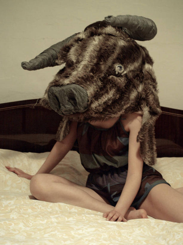 成年人,一个人,坐,竖图,室内,床,家具,卧室,意大利,仅一个年轻女性,仅一个女性,仅一个人,休闲装,衣服,放松,摄影,幽默,南欧,年轻女性,女人,女性,年轻人