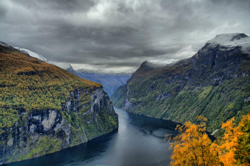 无人,横图,室外,白天,河流,美景,山,山脉,挪威,景观,流水,乌云,悬崖,云,风景,自然,景色,摄影,宁静,岩层,自然风光,改变,斯堪狄纳维亚半岛,盖伦格峡湾,自然地理,岩石,秋天,旅行