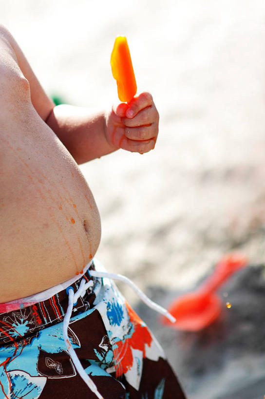 一个人,站,竖图,室外,白天,度假,美国,铲子,工具,拿着,饮食,裸露,摄影,享乐,冰棒,裸,海滩,休闲活动,旅行