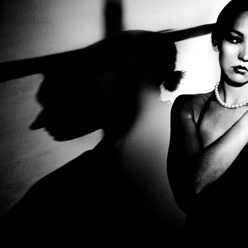 西方人,成年人,一个人,方图,黑白,室内,项链,珠宝,欧洲,美国,欧洲人,仅一个年轻女性,仅一个女性,仅一个人,阴影,看,思考,个性,摄影,德克萨斯,悲哀,奥斯汀镇,年轻女性,女人,女性,白种人,年轻人,半身