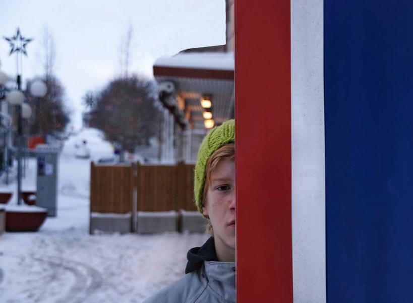 西方人,儿童,少年,脸,头,脸颊,一个人,横图,室外,白天,纯洁,雪,帽子,欧洲,冰岛,欧洲人,仅一个男性,仅一个人,光亮,肩膀,树,仅一个年轻男性,小孩,衣服,看,可爱,童年,童趣,摄影,照亮,隐藏,北欧,私密,童真,烂漫,无邪,冰岛共和国,编织帽,阿库雷里,天真,男人,男性,年轻男性,白种人,孩子,头部,脸部,脸蛋,面部,冰岛国旗,好奇心