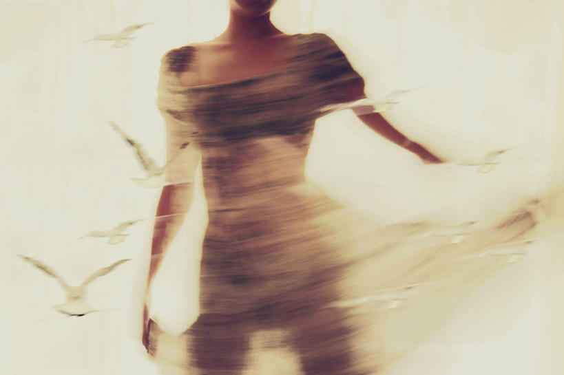 西方人,成年人,中年人,一个人,横图,竖图,室内,运动模糊,时尚,自由,希腊,欧洲,欧洲人,仅一个女性,仅一个人,鸟类,数码合成,飞,仅一个中年女性,活力,摄影,生活方式,南欧,女人,女性,中年女性,白种人,影棚拍摄,独处