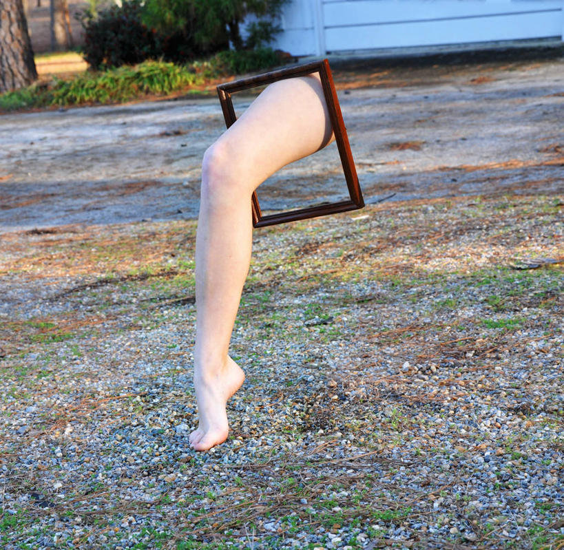 腿,一个人,横图,室外,白天,相框,美国,画框,草,赤脚,人体,摄影,踏步,幽默,部分,四肢,步行