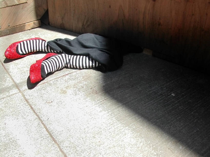 腿,无人,躺,横图,俯视,室内,高跟鞋,神秘,地板,美国,阴影,条纹,地面,袜子,衣服,摄影,死亡,犯罪,旧金山,谋杀,四肢,式样,高角度拍摄,社会问题