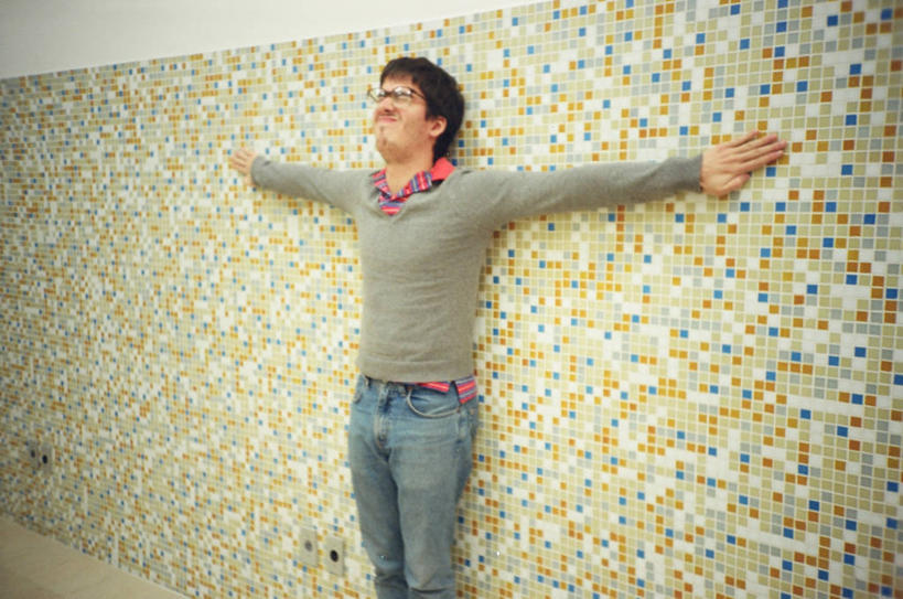 西方人,成年人,一个人,站,举,横图,徒劳,巴西,欧洲,欧洲人,仅一个男性,仅一个人,眼镜,墙,休闲装,仅一个年轻男性,衣服,托,思考,南美,摄影,近景,圣保罗,圣保罗州,男人,男性,年轻男性,白种人,年轻人,举起,举手,举着,向上举,向上伸,向上托,白色人种,高加索人种,欧罗巴人种