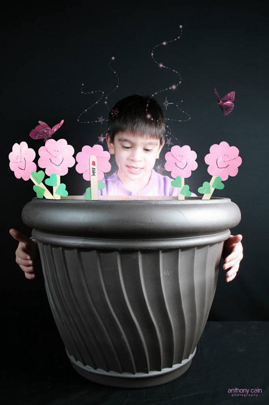 东方人,西方人,儿童,脸,头,脸颊,一个人,竖图,室内,特写,幸福,纯洁,城市,蝴蝶,花盆,欧洲,美国,欧洲人,亚洲,仅一个男性,仅一个人,黑色背景,昆虫,光亮,拿着,注视,休闲装,黄种人,肩膀,花,小孩,衣服,黑色,动物,春天,观察,看,仅一个小孩,思考,可爱,童年,童趣,摄影,巨大,庞大,观看,惊奇,照亮,察看,北美,北美洲,关注,美洲,想象,童真,烂漫,无邪,花烛属,宾夕法尼亚,宾夕法尼亚州,宾州,拱顶石州,拱心石之州,宾氏林地,北亚美利加洲,亚美利加洲,匹兹堡,匹兹堡市,宏大,硕大,伟大,天真,男孩,男人,男性,白种人,亚洲人,孩子,头部,脸部,脸蛋,面部,影棚拍摄,美利坚合众国,男生,好奇心