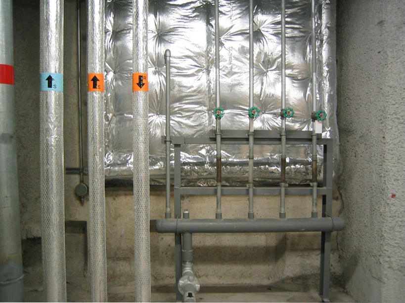 无人,横图,室内,指示牌,美国,一排,整齐,包装,标志,管子,文字,银色,联系,方向,标识,管道,箭头,空调,排列,摄影,指向,队列,簇