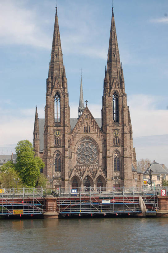 无人,教堂,竖图,室外,白天,河流,建筑,法国,欧洲,十字架,流水,云,树,天空,地标建筑,摄影,宗教,阿尔萨斯,西欧,法兰西,宗教用品,法国文化,中欧,法兰西共和国,法兰西第五共和国,斯特拉斯堡,阿尔萨斯大区,旅行,下莱茵省