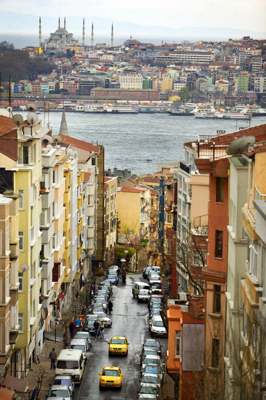 无人,竖图,俯视,室外,白天,度假,海洋,美景,水,天际线,城市风光,城市,道路,建筑,街道,路,摩天大楼,公路,船,汽车,欧洲,湿,景观,机动车,交通,历史,娱乐,地标建筑,享受,休闲,办公大楼,景色,放松,运输,摄影,宗教,清真寺,素檀阿梅特区,伊斯坦布尔,金角湾,蓝色清真寺,马路,高角度拍摄,旅行