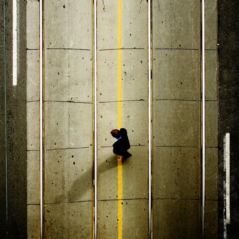 成年人,一个人,方图,俯视,室外,白天,寂寞,街道,加拿大,仅一个男性,阴影,套装,分界线,衣服,摄影,多伦多,安大略省,步行,高角度拍摄